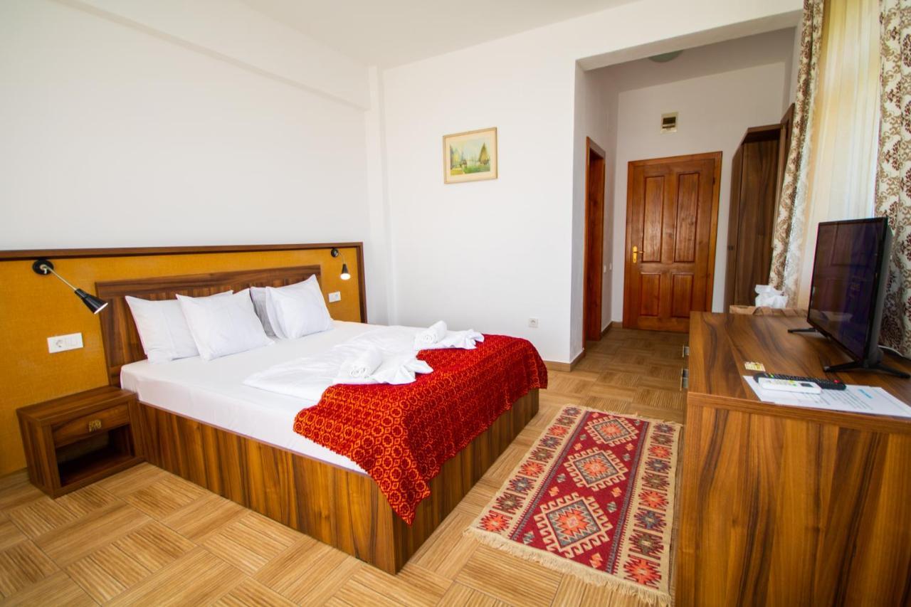 Mai Danube Hotel Ieşelniţa Buitenkant foto