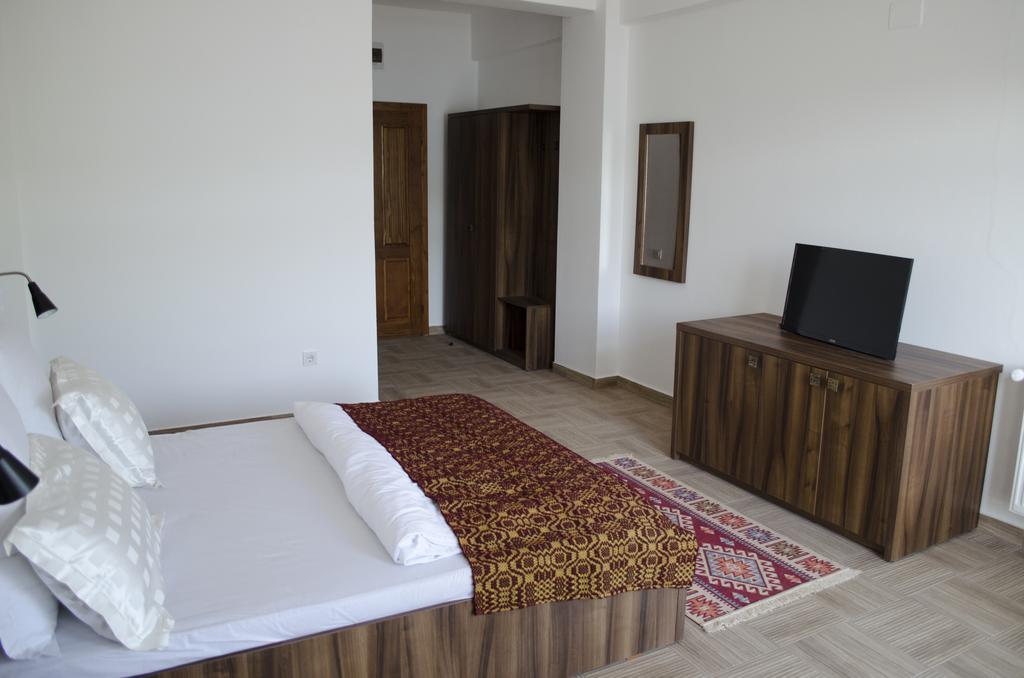 Mai Danube Hotel Ieşelniţa Buitenkant foto