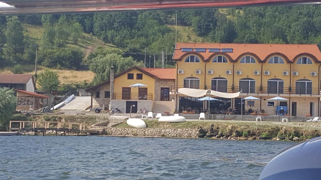 Mai Danube Hotel Ieşelniţa Buitenkant foto